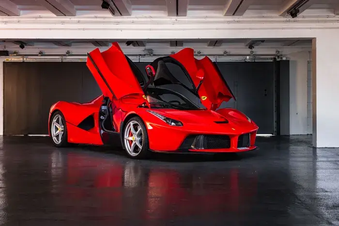 Voiture de sport rouge